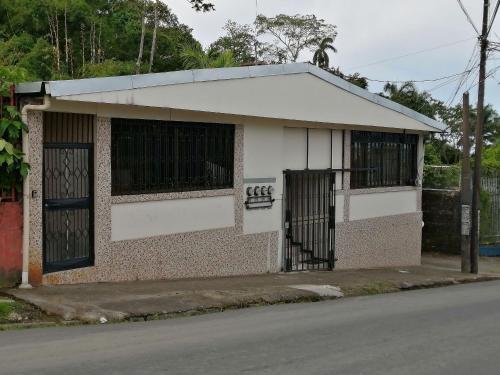 Entrance, Marta's Guesthouses, apartamentos con entrada autonoma in Puerto Limon