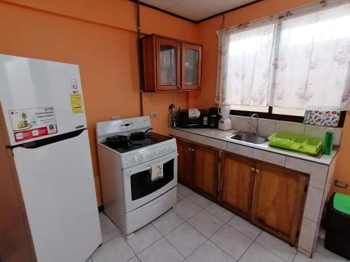 Konyha, Marta's Guesthouses, apartamentos con entrada autonoma in Puerto Limon