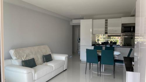 Cannes Pointe Croisette : superbe logement vue mer - Tap to explore photos
