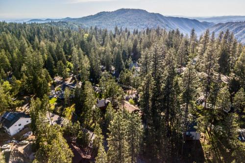 Furnished Deck High Sierra Cabin in Twain Harte!