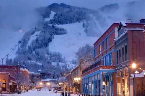 Downtown 2 Bedroom Mountain Vacation Rental In The Heart Of Downtown Aspen One Block From Silver Que