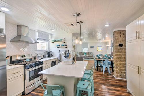 Historic Galveston Home Walk to The Strand! in Galveston, USA
