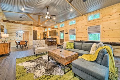 Stylish Cabin by Beavers Bend Hot Tub and Fire Pit in Broken Bow, USA