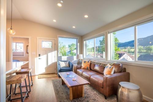 Modern Golden Cottage with Incredible Mountain View!