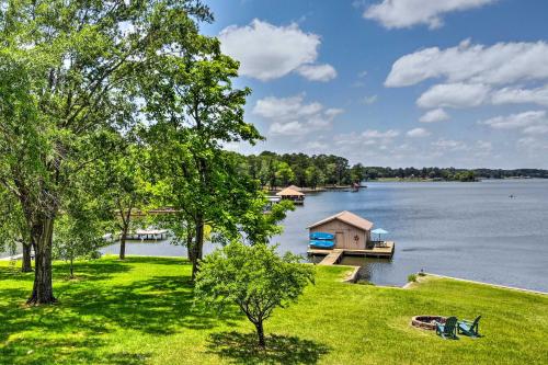 . Roomy Texas Lake Retreat w/ Private Boat Ramp