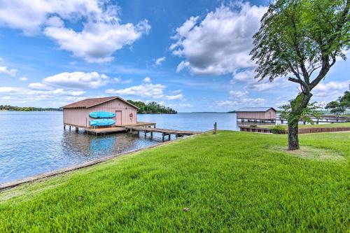 Roomy Texas Lake Retreat with Private Boat Ramp