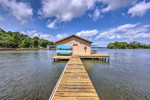 Roomy Texas Lake Retreat with Private Boat Ramp