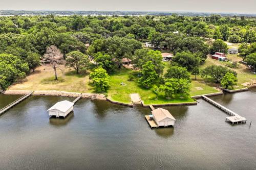 Roomy Texas Lake Retreat with Private Boat Ramp