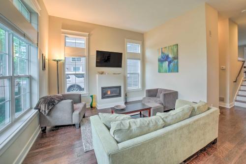 Benton Harbor Townhome with Golf Course View! in Benton Harbor, USA