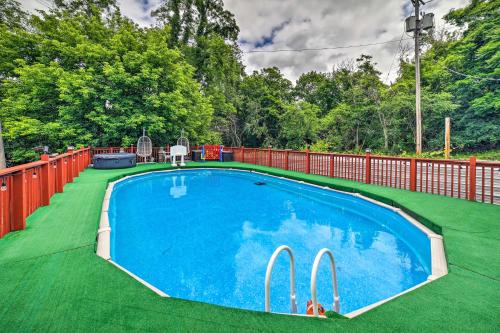 Pittsburgh Home with Pool, Fire Pit and Game Room in Pittsburgh, USA