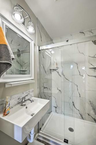 Charming Condo with Pool Access - Walk to Beach