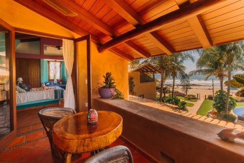 370484817 Tres Mujeres Hotel