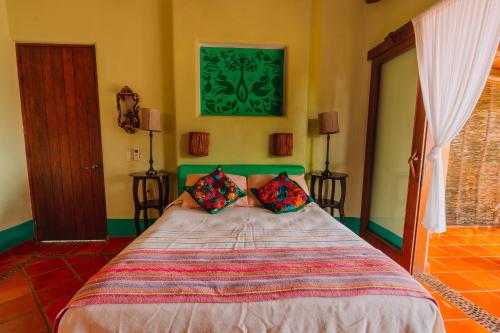 370485705 Tres Mujeres Hotel