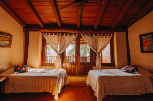 370487397 Tres Mujeres Hotel