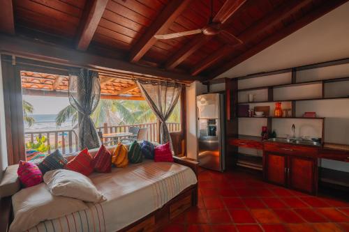 370487458 Tres Mujeres Hotel