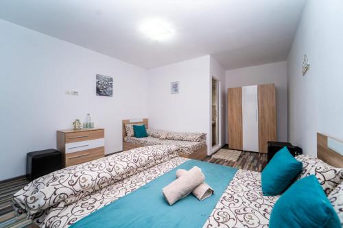 3 twin beds