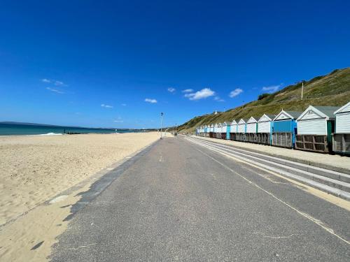 The Alice Apartment - by Coastline Retreats - Stunning Balcony Apartment with Sea Views - Alice in W near Southbourne Beach
