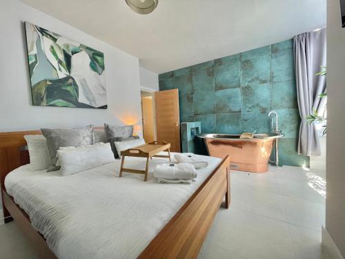 The Alice Apartment - by Coastline Retreats - Stunning Balcony Apartment with Sea Views - Alice in W near Southbourne Beach