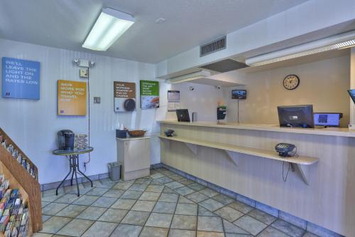 Hol, Motel 6 Kingman, AZ - Route 66 East in Kingman
