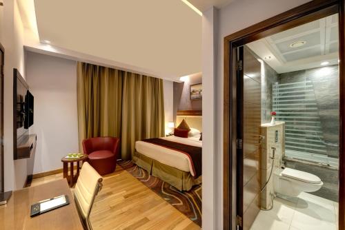 Deluxe One-Bedroom Suite image 9