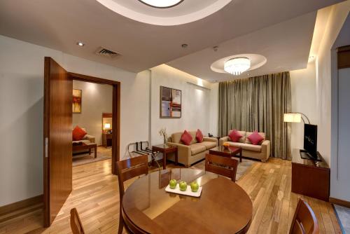 Deluxe Two-Bedroom Suite image 8