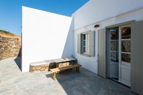 Oprema, Tholos Guest House in Cherronisos