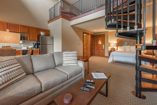 A305 Studio & Loft Lake View in Oakland, USA