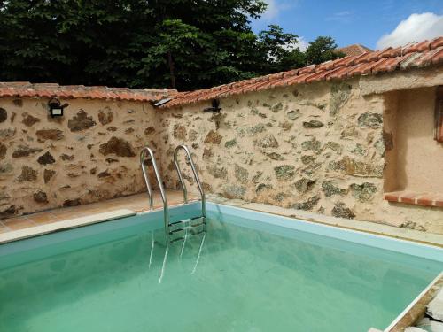 Peldbaseins, Casa Rural Las Cigüeñas de Las Navillas (Casa Rural Las Ciguenas de Las Navillas) in Navas de Riofrio