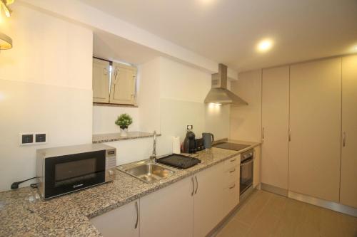 ห้องครัว, Casa da Lameira I by Gerês Casas (Casa da Lameira I by Geres Casas) in โกวิเด