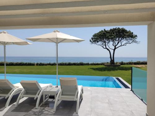 Seafront Villa Nafsika - Private Heated infinity Pool - Direct access to the beach - Play area