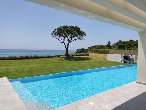 Seafront Villa Nafsika - Private Heated infinity Pool - Direct access to the beach - Play area