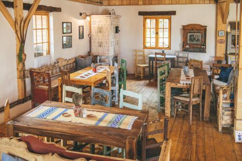 Étterem, Viscri 32 - White Barn and Blue House in Viscri