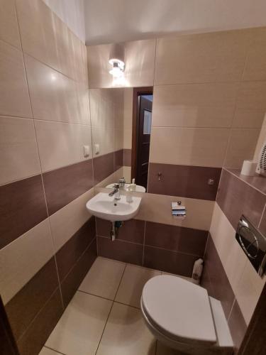 Senator Warsaw Apartments - image 14