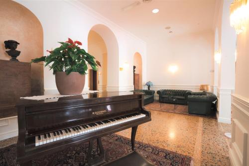 Rechigi Park Hotel - image 14