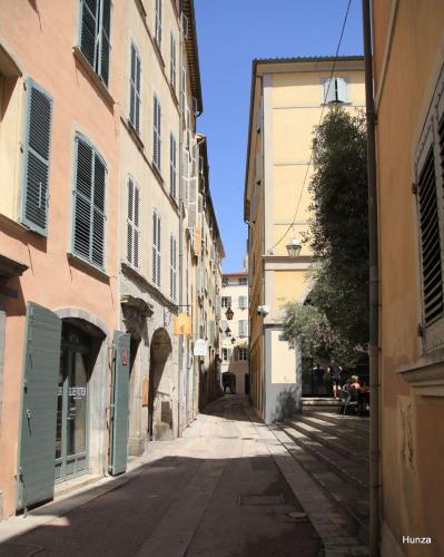 Loft climatisé 80m2 - Vieille Ville - 2 chambres 2 salles d'eau - Port 3 min a pied, Var