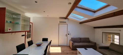 Loft climatisé 80m2 - Vieille Ville - 2 chambres 2 salles d'eau - Port 3 min a pied 2