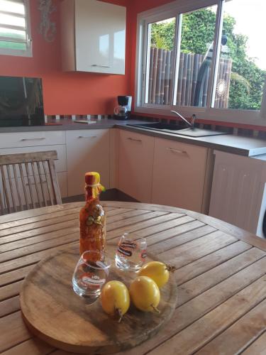Kitchen, TI COIN RELAX bungalow vue mer piscine privee in Berard
