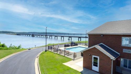 Clarion Pointe on the lake Clarksville-South Hill West