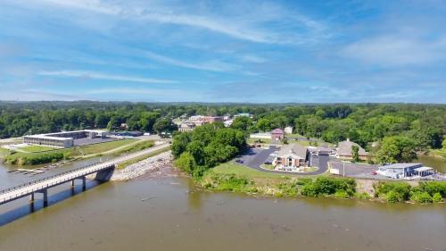 Clarion Pointe on the lake Clarksville-South Hill West