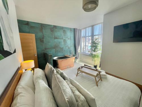 The Alice Apartment - by Coastline Retreats - Stunning Balcony Apartment with Sea Views - Alice in W near Southbourne Beach