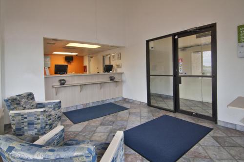 Lobby, Motel 6 Lakeville, MN - South - Lakeville in Lakeville (MN)