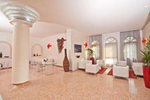 Momi's Hotel 5