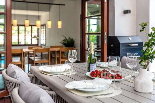 Luxury 3 bed Villa with Heating Pool - Nueva Andalucía (Luxury 3 bed Villa with Heating Pool - Nueva Andalucia) in Marbella