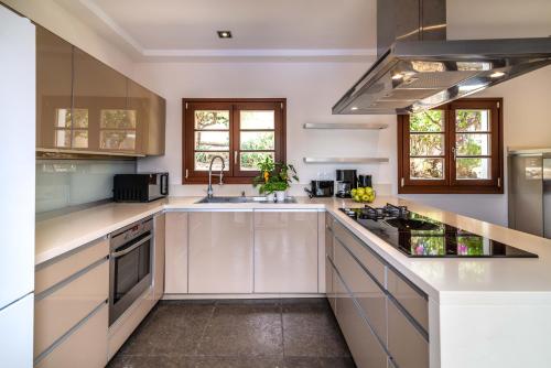 Luxury 3 bed Villa with Heating Pool - Nueva Andalucía (Luxury 3 bed Villa with Heating Pool - Nueva Andalucia) in Marbella