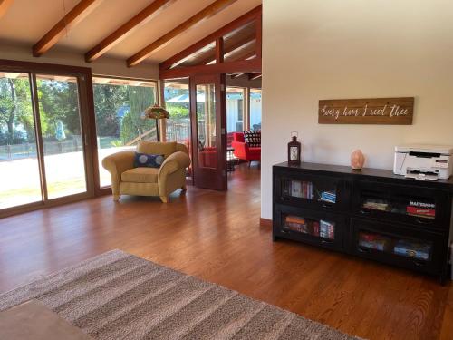 Luxury Riverside Estate - 3BR Home or 1BR Cottage or BOTH - Sleeps 14 - Swim, fish, relax, refresh