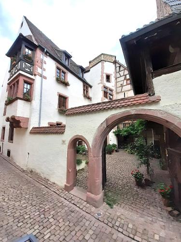 ADRIHOF à Riquewihr, Cour de l'Abbaye d'Autrey - Chambre d'hôtes - Riquewihr