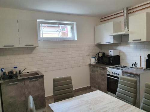 virtuve, Família Apartman Cserkeszőlő (Familia Apartman Cserkeszolo) in Cserkeszőlő