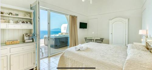 King Apartment with Sea View and Private Jacuzzi