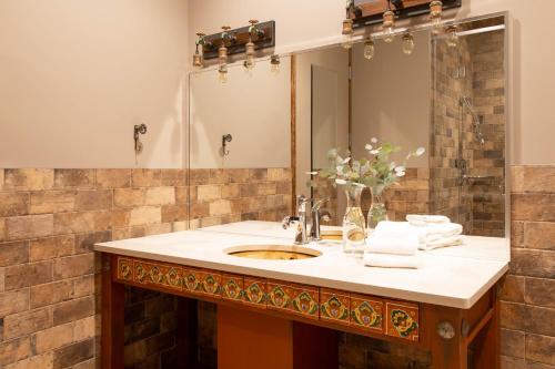 370682049 Retro Suites Hotel