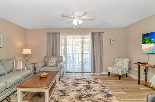 Updated Second Floor Condo - 1 Bedroom - Only 2 Miles To The Beach! Golf Colony 17-G